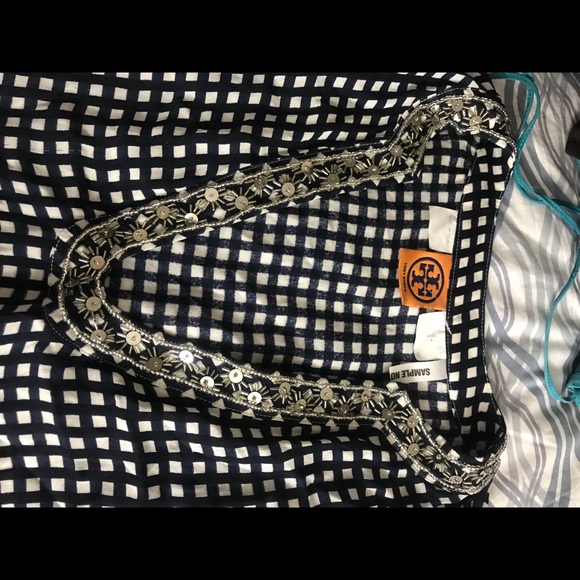 Gorgeous top - Picture 1 of 8